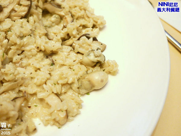 尼尼義大利餐廳(台茂店)：NINI尼尼義大利餐廳，份量很大，辣味牛肉番茄義大利麵有辣有勁！