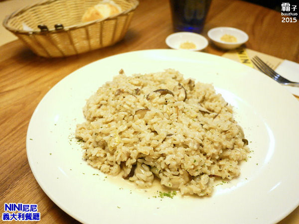 尼尼義大利餐廳(台茂店)：NINI尼尼義大利餐廳，份量很大，辣味牛肉番茄義大利麵有辣有勁！