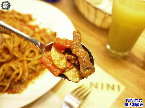 尼尼義大利餐廳(台茂店)：NINI尼尼義大利餐廳，份量很大，辣味牛肉番茄義大利麵有辣有勁！
