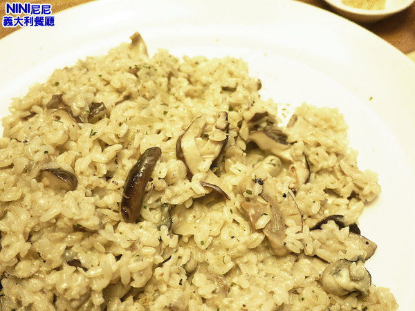 尼尼義大利餐廳(台茂店)：NINI尼尼義大利餐廳，份量很大，辣味牛肉番茄義大利麵有辣有勁！