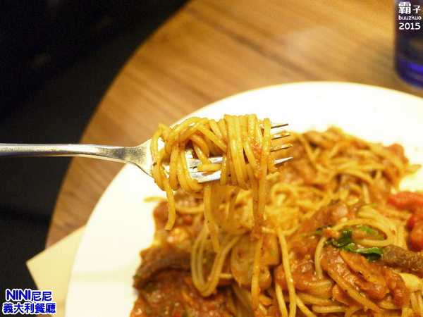 尼尼義大利餐廳(台茂店)：NINI尼尼義大利餐廳，份量很大，辣味牛肉番茄義大利麵有辣有勁！