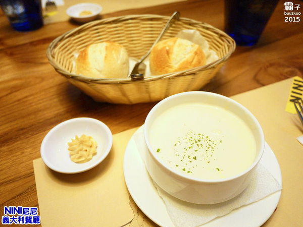 尼尼義大利餐廳(台茂店)：NINI尼尼義大利餐廳，份量很大，辣味牛肉番茄義大利麵有辣有勁！