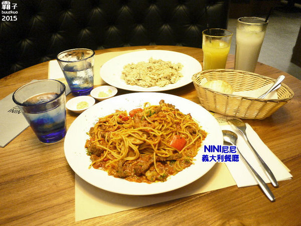 尼尼義大利餐廳(台茂店)：NINI尼尼義大利餐廳，份量很大，辣味牛肉番茄義大利麵有辣有勁！