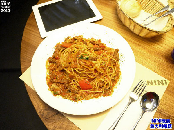 尼尼義大利餐廳(台茂店)：NINI尼尼義大利餐廳，份量很大，辣味牛肉番茄義大利麵有辣有勁！