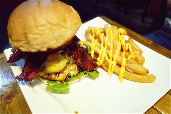 My Place -Burgers & Pastas 美式餐廳:【My Place -Burgers & Pastas】一家美國廚師開的道地美式餐廳,閃亮亮的起司香呀!