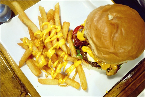My Place -Burgers & Pastas 美式餐廳:【My Place -Burgers & Pastas】一家美國廚師開的道地美式餐廳,閃亮亮的起司香呀!