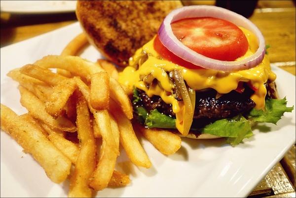 My Place -Burgers & Pastas 美式餐廳:【My Place -Burgers & Pastas】一家美國廚師開的道地美式餐廳,閃亮亮的起司香呀!