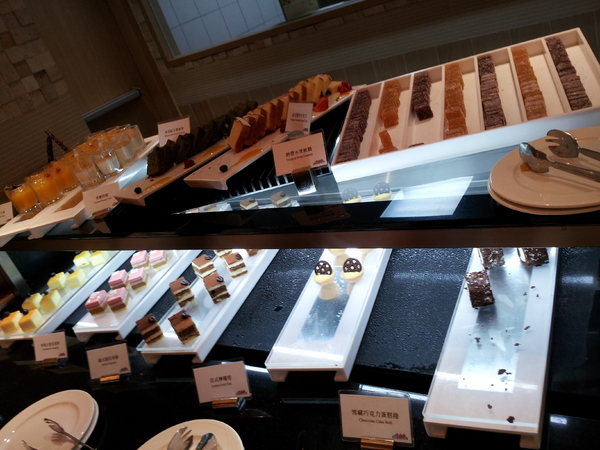 漢來海港自助餐廳:【台中廣三SOGO】漢來海港自助餐廳 下午茶 買餐券還挺划算的!