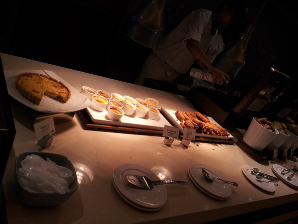 漢來海港自助餐廳:【台中廣三SOGO】漢來海港自助餐廳 下午茶 買餐券還挺划算的!