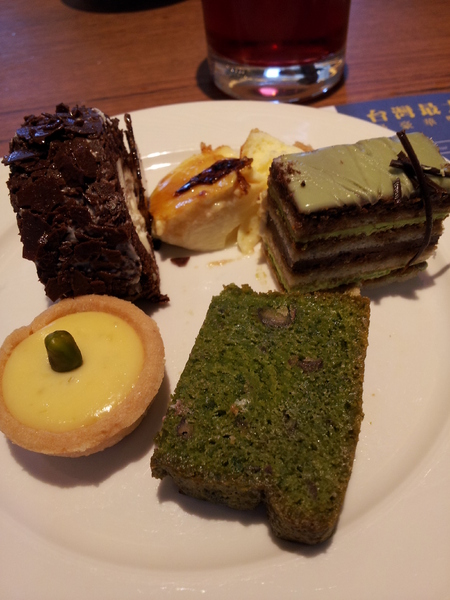 漢來海港自助餐廳:【台中廣三SOGO】漢來海港自助餐廳 下午茶 買餐券還挺划算的!