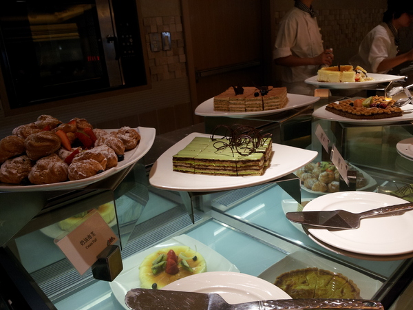 漢來海港自助餐廳:【台中廣三SOGO】漢來海港自助餐廳 下午茶 買餐券還挺划算的!