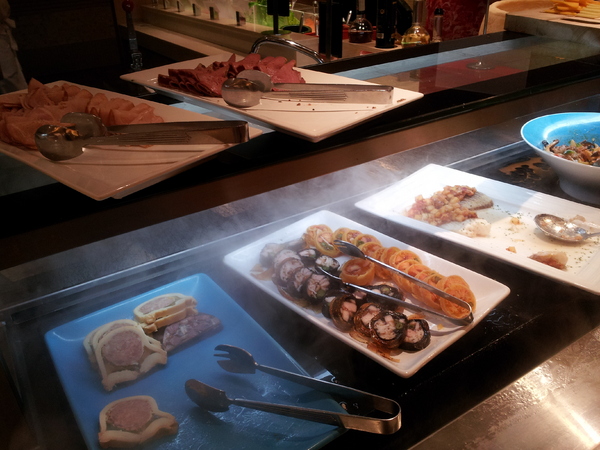 漢來海港自助餐廳:【台中廣三SOGO】漢來海港自助餐廳 下午茶 買餐券還挺划算的!