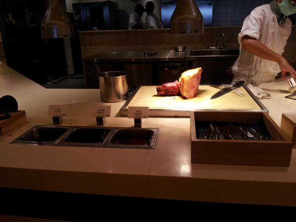 漢來海港自助餐廳:【台中廣三SOGO】漢來海港自助餐廳 下午茶 買餐券還挺划算的!