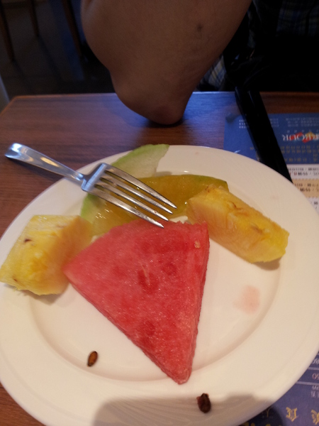 漢來海港自助餐廳:【台中廣三SOGO】漢來海港自助餐廳 下午茶 買餐券還挺划算的!