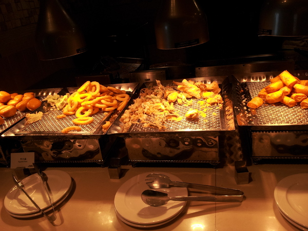 漢來海港自助餐廳:【台中廣三SOGO】漢來海港自助餐廳 下午茶 買餐券還挺划算的!