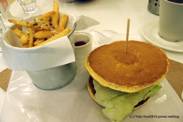 樂丘廚房:<試吃>【台中東海】樂丘廚房-四訪,平價美味的餐點,小資族好選擇,大推招牌墨魚燉飯!