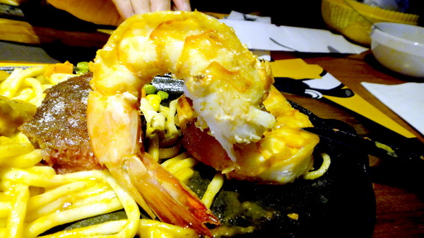 角頭炙燒牛排(士林陽明店)：【試吃邀約】超大尾蝦子加超厚牛排！角頭炙燒牛排（士林陽明店）！