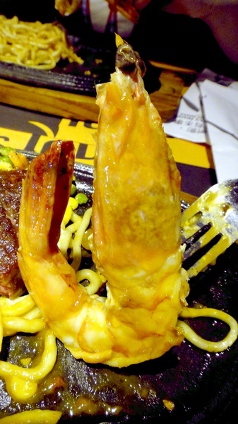 角頭炙燒牛排(士林陽明店)：【試吃邀約】超大尾蝦子加超厚牛排！角頭炙燒牛排（士林陽明店）！