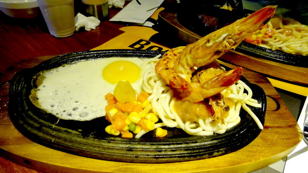 角頭炙燒牛排(士林陽明店)：【試吃邀約】超大尾蝦子加超厚牛排！角頭炙燒牛排（士林陽明店）！