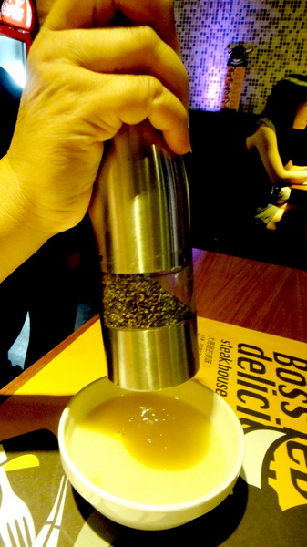 角頭炙燒牛排(士林陽明店)：【試吃邀約】超大尾蝦子加超厚牛排！角頭炙燒牛排（士林陽明店）！