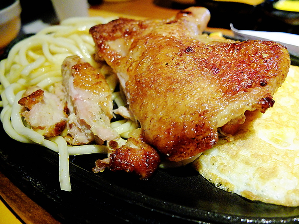 角頭炙燒牛排(士林陽明店)：【角頭炙燒牛排】讓人大快朵頤的美味**嫩煎雞排**