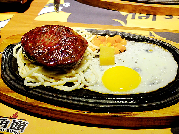 角頭炙燒牛排(士林陽明店)：【角頭炙燒牛排】讓人大快朵頤的美味**嫩煎雞排**