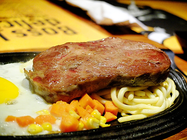 角頭炙燒牛排(士林陽明店)：【角頭炙燒牛排】讓人大快朵頤的美味**嫩煎雞排**