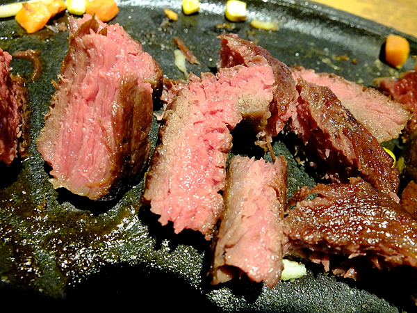 角頭炙燒牛排(士林陽明店)：【角頭炙燒牛排】讓人大快朵頤的美味**嫩煎雞排**