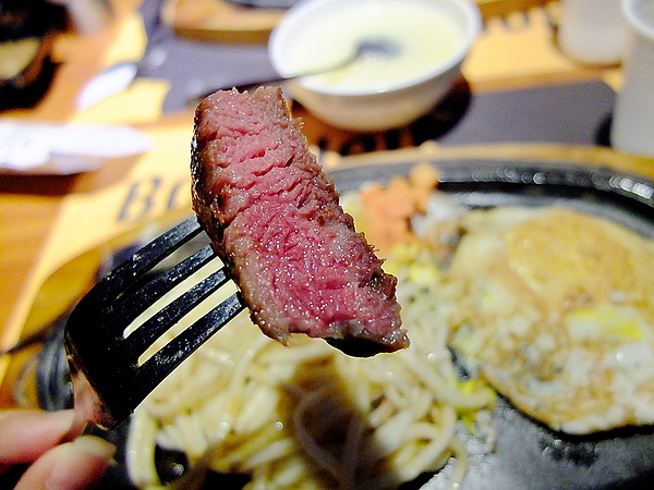 角頭炙燒牛排(士林陽明店)：【角頭炙燒牛排】讓人大快朵頤的美味**嫩煎雞排**