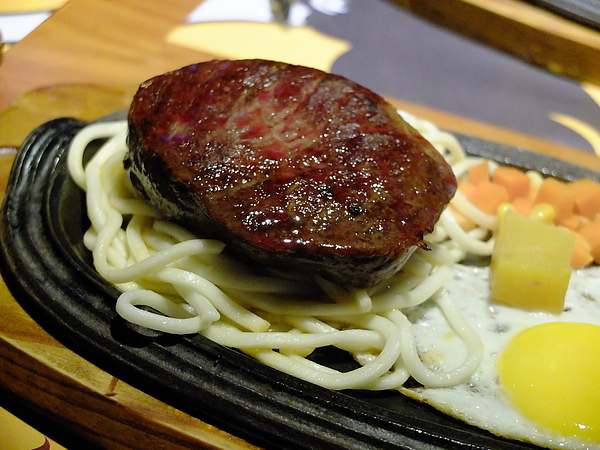 角頭炙燒牛排(士林陽明店)：【角頭炙燒牛排】讓人大快朵頤的美味**嫩煎雞排**