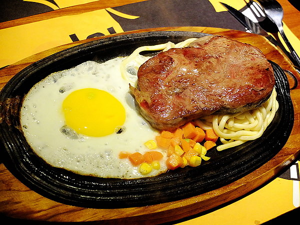 角頭炙燒牛排(士林陽明店)：【角頭炙燒牛排】讓人大快朵頤的美味**嫩煎雞排**