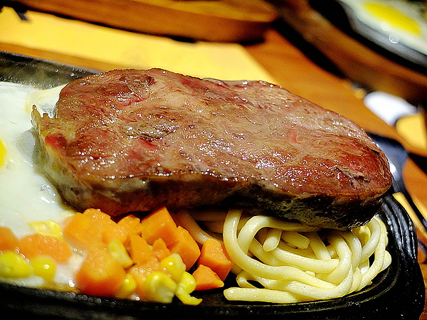 角頭炙燒牛排(士林陽明店)：【角頭炙燒牛排】讓人大快朵頤的美味**嫩煎雞排**