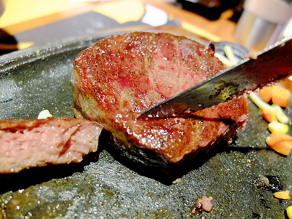 角頭炙燒牛排(士林陽明店)：【角頭炙燒牛排】讓人大快朵頤的美味**嫩煎雞排**