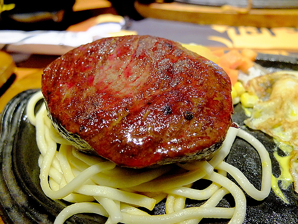 角頭炙燒牛排(士林陽明店)：【角頭炙燒牛排】讓人大快朵頤的美味**嫩煎雞排**