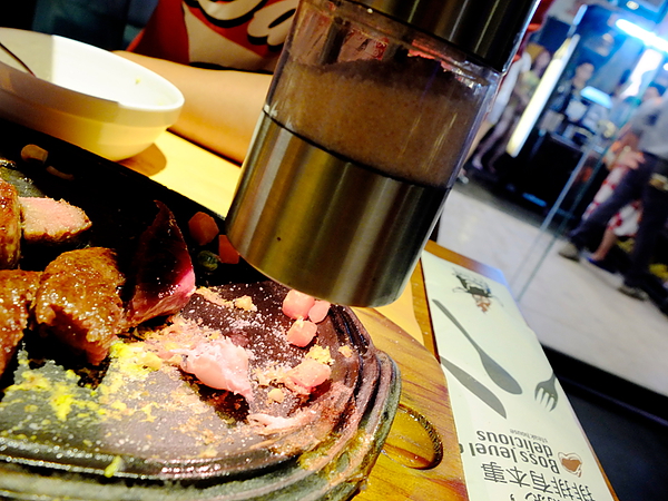 角頭炙燒牛排(士林陽明店)：【角頭炙燒牛排】讓人大快朵頤的美味**嫩煎雞排**