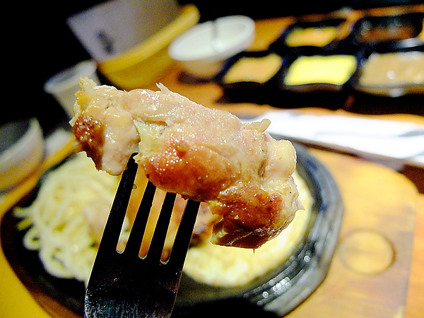 角頭炙燒牛排(士林陽明店)：【角頭炙燒牛排】讓人大快朵頤的美味**嫩煎雞排**