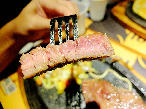 角頭炙燒牛排(士林陽明店)：【角頭炙燒牛排】讓人大快朵頤的美味**嫩煎雞排**