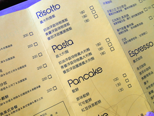 428cafe’:〖台中│美食〗428cafe’❤ 鄰近於科博館的小咖啡館,隱藏著超療癒~吸睛指數破錶的小熊維尼鬆餅,有原味、巧克力及抹茶三種口味唷!!