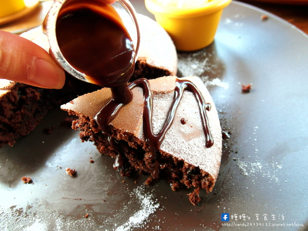 428cafe’:〖台中│美食〗428cafe’❤ 鄰近於科博館的小咖啡館,隱藏著超療癒~吸睛指數破錶的小熊維尼鬆餅,有原味、巧克力及抹茶三種口味唷!!