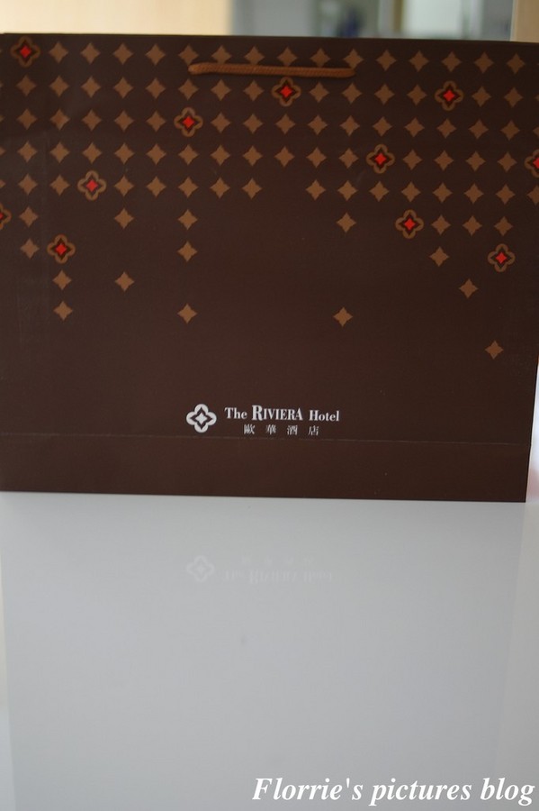 歐華酒店-歐麗蛋糕坊:邀約~歐華酒店--星空之月廣式中秋月餅~高雅細膩的蓮蓉蛋黃,讓人一嚐便貪戀不已