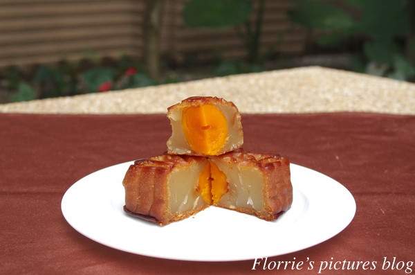 歐華酒店-歐麗蛋糕坊：邀約~歐華酒店--歐月廣式中秋禮盒~中秋禮盒推薦細膩的蓮蓉蛋黃，依舊是我的最愛