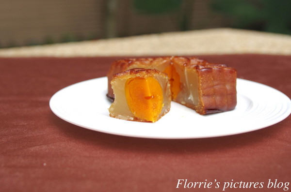 歐華酒店-歐麗蛋糕坊：邀約~歐華酒店--歐月廣式中秋禮盒~中秋禮盒推薦細膩的蓮蓉蛋黃，依舊是我的最愛