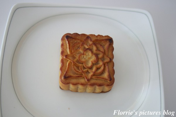 歐華酒店-歐麗蛋糕坊:邀約~歐華酒店--星空之月廣式中秋月餅~高雅細膩的蓮蓉蛋黃,讓人一嚐便貪戀不已