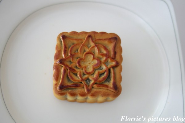 歐華酒店-歐麗蛋糕坊:邀約~歐華酒店--星空之月廣式中秋月餅~高雅細膩的蓮蓉蛋黃,讓人一嚐便貪戀不已