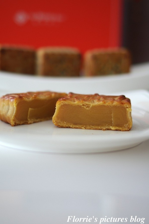 歐華酒店-歐麗蛋糕坊:邀約~歐華酒店--星空之月廣式中秋月餅~高雅細膩的蓮蓉蛋黃,讓人一嚐便貪戀不已