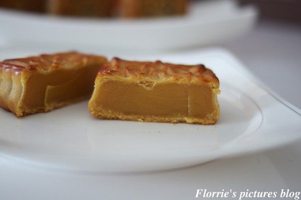 歐華酒店-歐麗蛋糕坊:邀約~歐華酒店--星空之月廣式中秋月餅~高雅細膩的蓮蓉蛋黃,讓人一嚐便貪戀不已