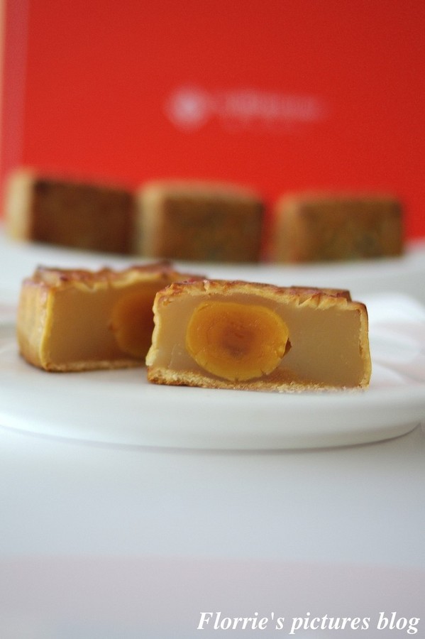 歐華酒店-歐麗蛋糕坊:邀約~歐華酒店--星空之月廣式中秋月餅~高雅細膩的蓮蓉蛋黃,讓人一嚐便貪戀不已