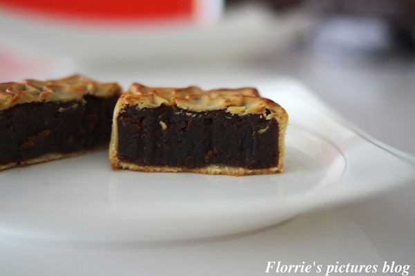 歐華酒店-歐麗蛋糕坊:邀約~歐華酒店--星空之月廣式中秋月餅~高雅細膩的蓮蓉蛋黃,讓人一嚐便貪戀不已