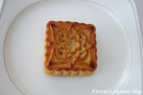 歐華酒店-歐麗蛋糕坊:邀約~歐華酒店--星空之月廣式中秋月餅~高雅細膩的蓮蓉蛋黃,讓人一嚐便貪戀不已