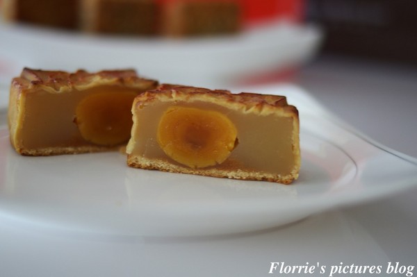 歐華酒店-歐麗蛋糕坊:邀約~歐華酒店--星空之月廣式中秋月餅~高雅細膩的蓮蓉蛋黃,讓人一嚐便貪戀不已